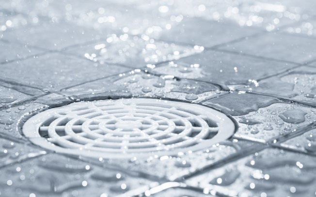 Água voltando pelo ralo do banheiro - O que pode ser?